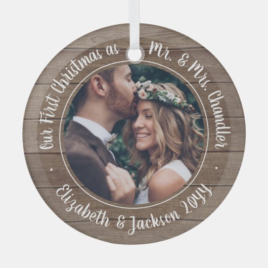 1 Foto: Mr & Mrs First Kerstman Rustic Faux Wood Glas Ornament (Voorkant)