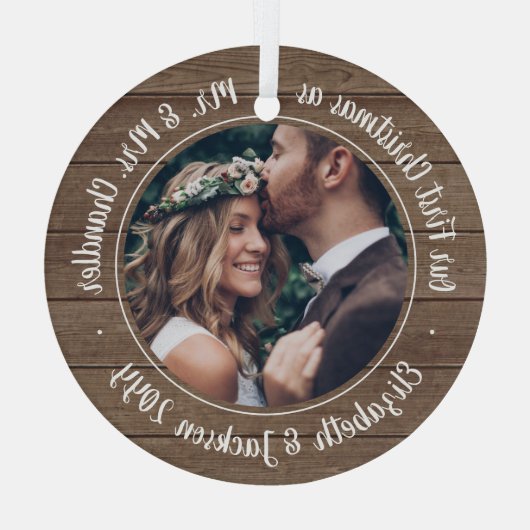 1 Foto: Mr & Mrs First Kerstman Rustic Faux Wood Glas Ornament (Achterkant)