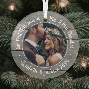 1 Foto: Mr & Mrs First Kerstmis Faux Grey Wood Glas Ornament