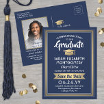 1 Foto Navy Blue & Gold Afstuderen Save the Date Aankondigingskaart<br><div class="desc">Deel het vrolijke nieuws van uw aanstaande afstudeerpartij evenals een favoriet afbeelding met deze elegante marineblauw, wit en goud sparen de datumbriefkaart uitnodigingen. De foto en al tekst zijn eenvoudig aan te passen. (AFBEELDING PLACEMENT TIP: Een gemakkelijke manier om een foto precies te centreren hoe u wilt is het te...</div>