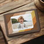 1 Fotocollage - tekst - Retro Stripes Warm Kleuren Drievoud Portemonnee<br><div class="desc">Gebruik een horizontale of selfiefoto om een uniek en persoonlijk cadeau te creëer. Een plaats om tekst toe te voegen binnen een witte afgeronde hoekrand. Als u de afbeeldingen moet aanpassen,  klikt u op het gereedschap Aanpassen om wijzigingen aan te brengen.</div>