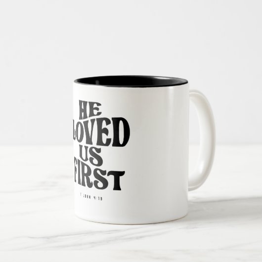 1 Johannes 4:19 Hij hield ons eerst - Christelijk Tweekleurige Koffiemok (Voorkant rechts)