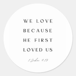 1 Johannes 4:19 Wij hebben lief, omdat Hij ons eer Ronde Sticker
