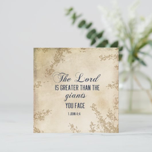 1 Johannes 4 4 Hij die in u is, is een grotere Bij (Staand voorkant)