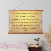 1 John 5:20 Hangend Wandkleed (Slaapkamer)