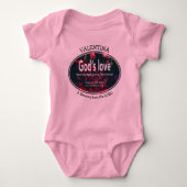 1 Korintiërs 13:8 | LIEFDE FAALT NOOIT Aangepaste  Romper (Voorkant)