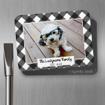 1 Naam foto-inkuilfamilie - Buffalo Check Black Magneet<br><div class="desc">Gebruik een horizontale of zelfgemaakte telefoonfoto aan creëer een uniek en persoonlijk cadeau. Of je kunt de hipster puppy houden en een trendy keepslag maken. Als u de afbeeldingen moet aanpassen,  klik op het aanpassingshulpmiddel om veranderingen aan te brengen.</div>