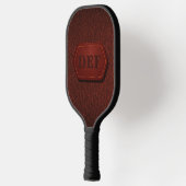 1 of 3 Initialen, lederen badge op donkerrood Pickleball Paddle (Links)