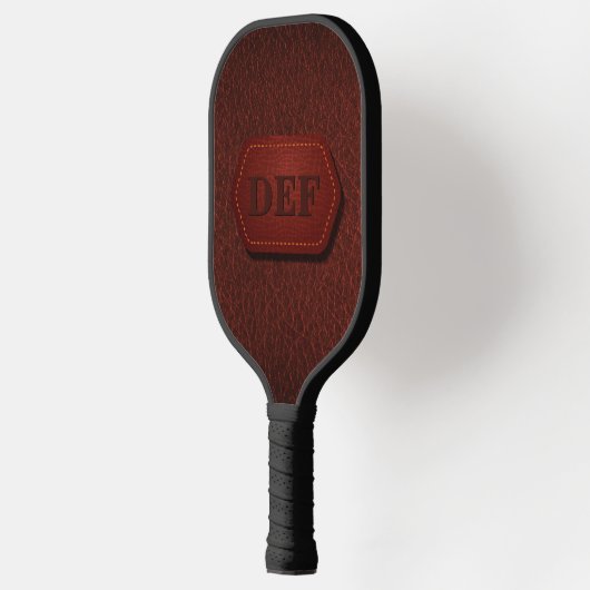 1 of 3 Initialen, lederen badge op donkerrood Pickleball Paddle (Links)