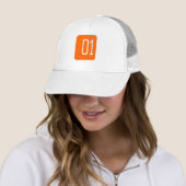 #1 Oranje vierkant Trucker Pet (In situ)