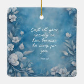 1 Peter 5:7 “Cast All Your Anxiety” Blue Floral Keramisch Ornament (Achterkant)