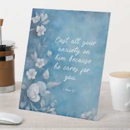 1 Peter 5:7 “Cast All Your Anxiety” Blue Floral Reclamebord Met Voetstuk