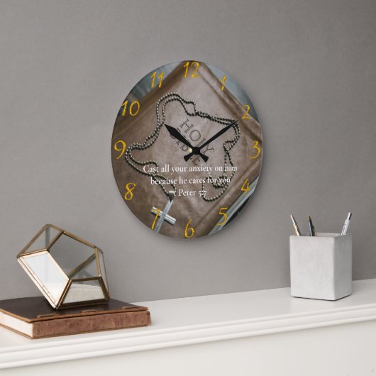 1 Peter 5:7 Heilige Bijbel met kruis Grote Klok (Kantoor)