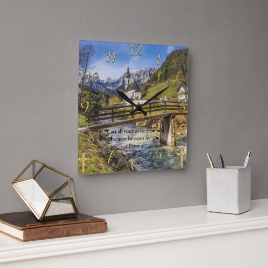 1 Peter 5:7 kerk nabij de berg met rivier Vierkante Klok (Kantoor)