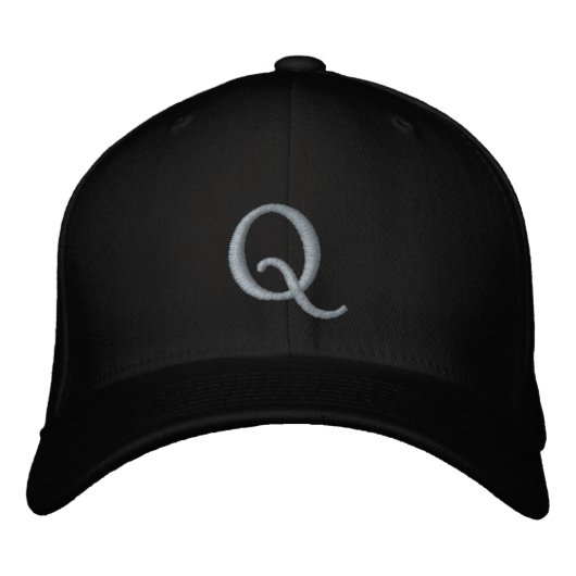 # 1 "Q" door: Opal01 Geborduurde Pet (Voorkant)