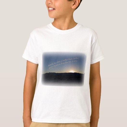 1 Samuël 15:22 Witte grens bij zonsondergang T-shirt (Voorkant)