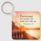 1 Thessalonicenzen 5:11 Moedig elkaar bijbel Sleutelhanger (Voorkant)