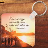 1 Thessalonicenzen 5:11 Moedig elkaar bijbel Sleutelhanger (Achterkant)