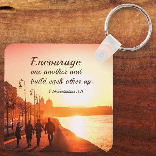 1 Thessalonicenzen 5:11 Moedig elkaar bijbel Sleutelhanger (Achterkant)
