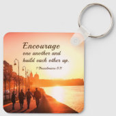 1 Thessalonicenzen 5:11 Moedig elkaar bijbel Sleutelhanger (Achterkant)