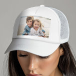 1 Volledige foto en tekst - horizontaal landschap Trucker Pet<br><div class="desc">Voeg uw favoriete horizontale afbeelding toe aan deze sjabloon. Een minimaal ontwerp met een foto die het ontwerpgebied plus tekst bedekt.</div>