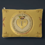 1e/50e bruiloft Jubileum Golden Etui<br><div class="desc">Helaas, een prachtige accessoirezak voor HER om uw 1e of 50e huwelijksverjaardag te eren met een hartsembleem en medaillon tekst, hoe speciaal is dat?! Gouden oker met hartafbeeldingen, voor een vleugje romantiek. Als u wilt dat er een aanpassing of illustratie gemaakt alleen voor u, stuur me een bericht en ik...</div>