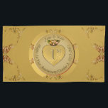 1e/50e bruiloft Jubileum Golden Kussensloop<br><div class="desc">Helaas, een prachtige set van kussen hoesjes om hun 1e of 50e huwelijksverjaardag te eren met een hart embleem en medaillon tekst, hoe speciaal is dat?! Gouden oker met hartafbeeldingen, voor een vleugje romantiek. Als u wilt dat er een aanpassing of illustratie gemaakt alleen voor u, stuur me een bericht...</div>