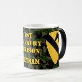 1e Calvariëteit Afdeling Camo Green Vietnam Koffie Magische Mok (Voorkant rechts)