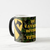 1e Calvariëteit Afdeling Camo Green Vietnam Koffie Magische Mok (Voorkant links)