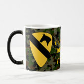 1e Calvariëteit Afdeling Camo Green Vietnam Koffie Magische Mok (Links)