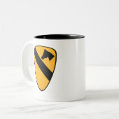 1e Cav-patch Tweekleurige Koffiemok (Voorkant links)