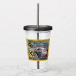 1e Cavalry Division - America's First Team Acryl Drinkbeker<br><div class="desc">Toon uw trots in de beroemde 1e Cavalerie Divisie van ons leger - Amerika's Eerste Team! Deze nieuw ontworpen mooie Custom Beverage Tumbler maakt een prachtig geschenk voor iedereen die in deze unieke divisie serveert of heeft gediend! De 1e Cavaleriedivisie maakt deel uit van onze Rapid Deployment Forces en is...</div>