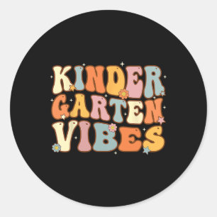 1e dag van de school kleuterschool Vibes student o Ronde Sticker