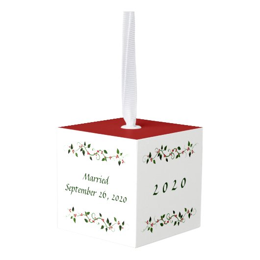 1e getrouwde Kerst Holly Rood en Groen Vakantie Kubus Ornament (Achter hoekig)