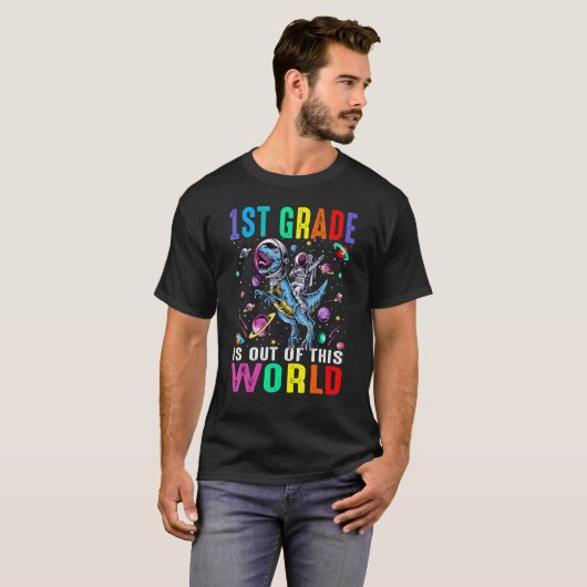 1e graad is uit deze wereldastronaut dinosaurus t-shirt (Voorkant volledig)