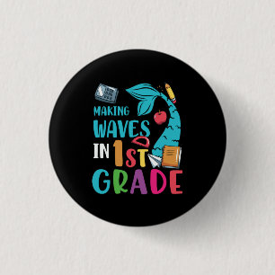 1e graad leraar die golven maakt in 1e graad ronde button 3,2 cm