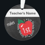 1e graad 🍎 leraren | Chalkboard Ornament<br><div class="desc">Mijn leraar maakt 1st grade Rock | Chalkboard gestileerd Ornament met een rode appel die u kunt personaliseren. Beschikbare design - K tot 4 graden. . 🥇 EEN ORIGINEEL KOPYRIGHT ART ONTWERP VAN Donna Siegrist IS ALLEEN BESCHIKBAAR OP ZAZZLE! ✔ OPMERKING: ALLEEN DE NOODZAKELIJKE SJABLOON WIJZIGEN! 😀 Indien nodig, kunt...</div>