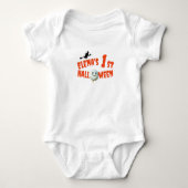 1e Halloween spook oranje typografie heks Romper (Voorkant)