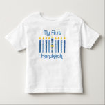 1e Hanukkah Candles Kinder Shirts<br><div class="desc">Het festival van Lichtjes voor de 1ste Hanukkah van baby's met leuke blauwe kaarsen met poka-punten en -strepen en de ster van David. MIJN EERSTE HANUKKAH. RozeInkArt origineel!</div>