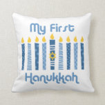 1e Hanukkah Candles Kussen<br><div class="desc">Het festival van Lichtjes voor de 1ste Hanukkah van baby's met leuke blauwe kaarsen met poka-punten en -strepen en de ster van David. MIJN EERSTE HANUKKAH. RozeInkArt origineel!</div>