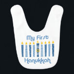 1e Hanukkah Candles Slabbetje<br><div class="desc">Het festival van Lichtjes voor de 1ste Hanukkah van baby's met leuke blauwe kaarsen met poka-punten en -strepen en de ster van David. MIJN EERSTE HANUKKAH. RozeInkArt origineel!</div>