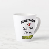 1e jaar down Football Boy's Birthday Latte Mok (Rechterhoek)