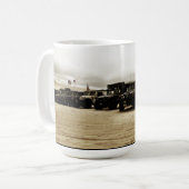 1e jaarlijkse Pismo-strand Hummer Invasion Koffiemok (Voorkant links)