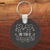 1e Jubileum Gift Chalk Harten Button Sleutelhanger (Voorkant)