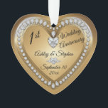 1e Jubileum Gold Diamonds Keepslag Ornament<br><div class="desc">Elegant faux (bedrukt) goud en diamanten het Jubileum van de Eerste Wedding houden fotoversienontwerp door Holiday Hearts Design (gereserveerde rechten).De gebieden van de Sjabloon worden verstrekt u om met uw namen, verjaardag en datum te personaliseren. Lettertypestijlen, -formaten en -positionering kunnen worden aangepast met behulp van de knop "Aanpassen". Zoals hierboven...</div>