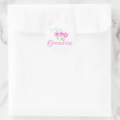1e keer Grandma-roze bloemen Ronde Sticker (Tas)