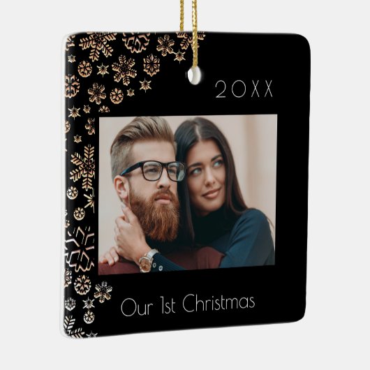 1e kerst zwart foto pasgetrouwden  keramisch ornament (Rechts)