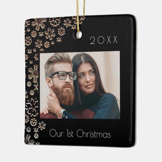 1e kerst zwart foto pasgetrouwden  keramisch ornament (Links)