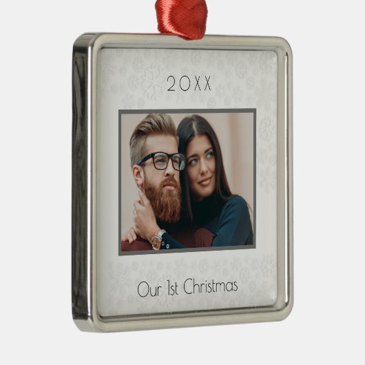 1e kerstfoto van getrouwd stel wit metalen ornament (Rechts)