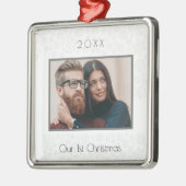 1e kerstfoto van getrouwd stel wit metalen ornament (Links)